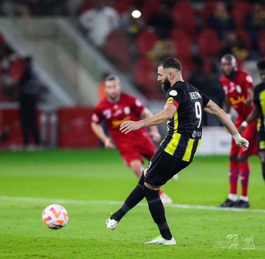 Suarez gọi, Benzema trả lời bằng hat-trick siêu đẳng trong 31 phút 3 Benzema se exhibe con hat-trick y asistencia para la resurrección del Al  Ittihad