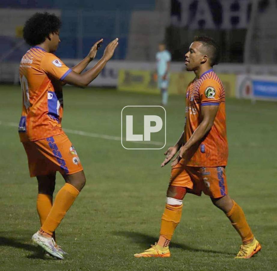Elder Torres y Eduard Reyes festejan el gol que le dio un valioso punto a la UPN.