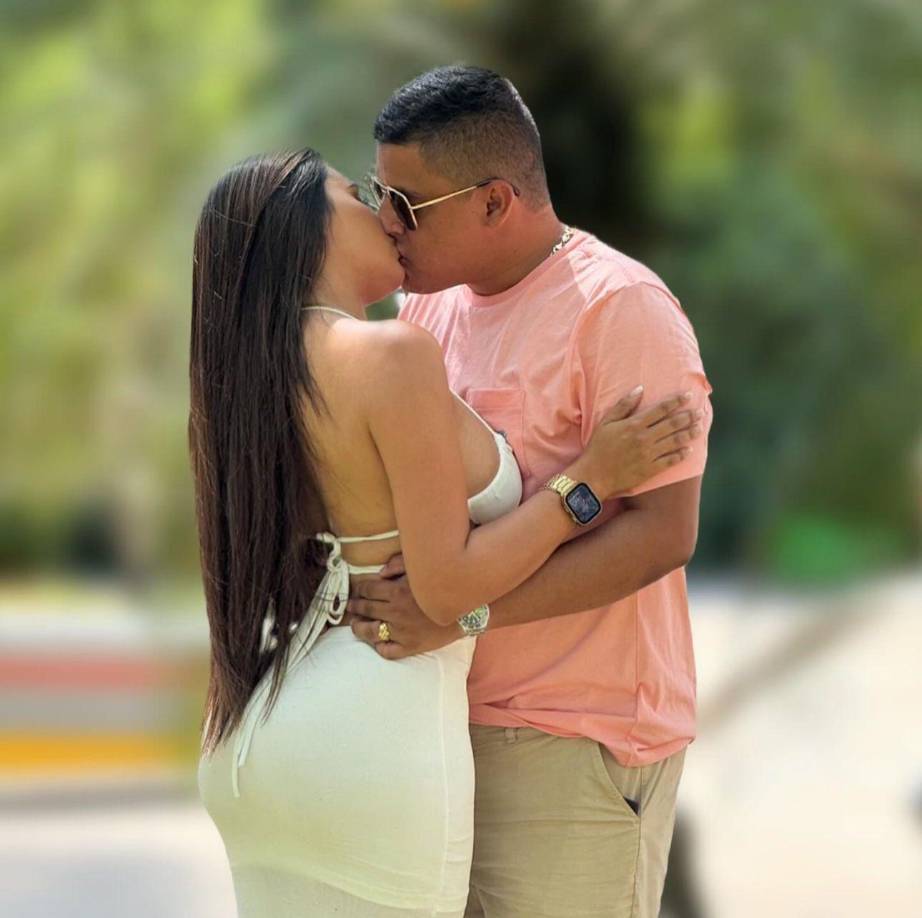 Tras la crítica de una de sus seguidoras donde le decía: “El tema es que se ve hipócrita al decir que borró las fotos y voy hacerme una cuenta familiar, voy a tener mi relación en privado y luego sale con que el señor y ella hace en vivo como si le regala un avión”