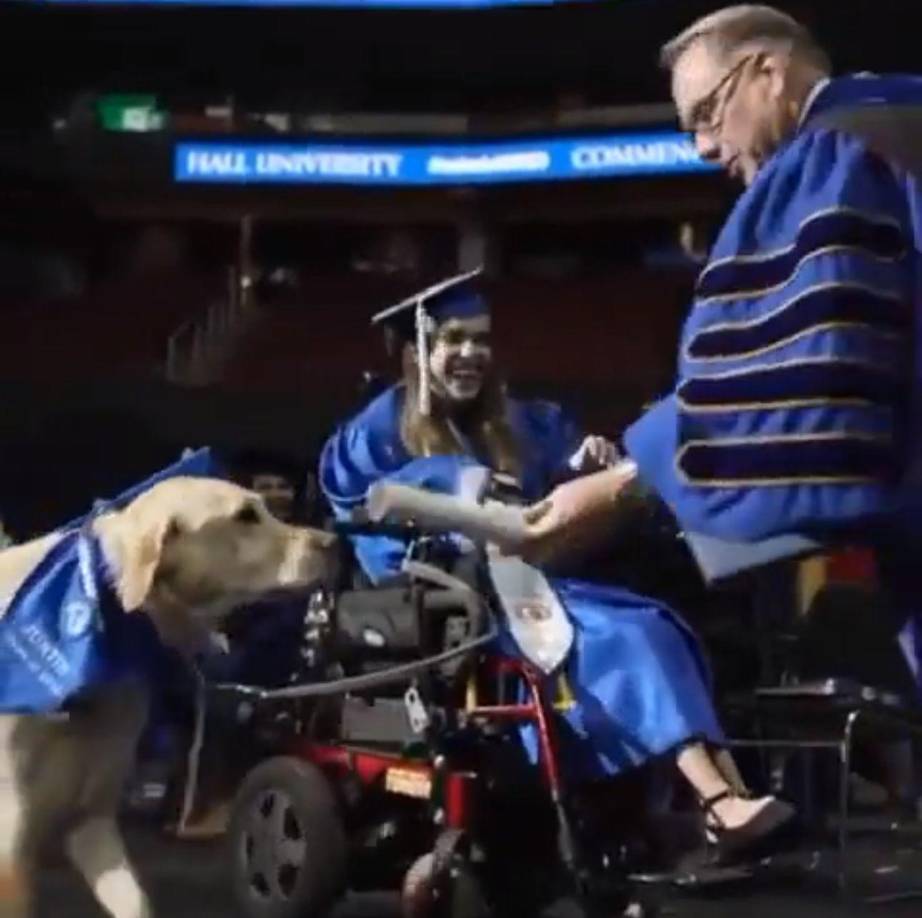 En el video se observa la alegría de su dueña cuando le entregan el diploma a Justin.