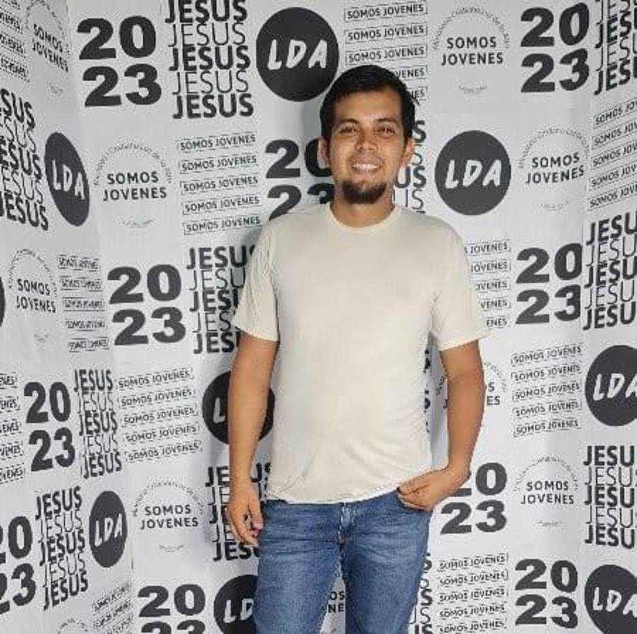 Como parte de su devoción a Dios, Melvin era camarógrafo en el canal Luz de lo Alto.