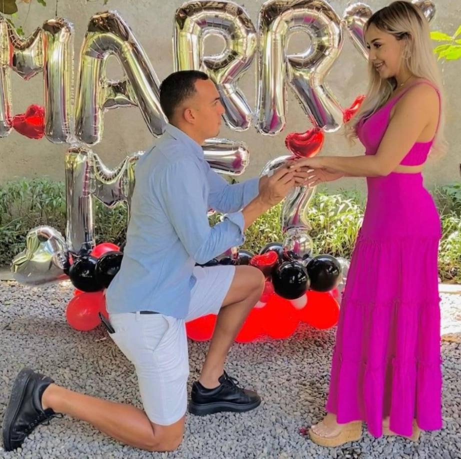 Devron García sorprendió a su novia el domingo en horas de la tarde al pedirle matrimonio.