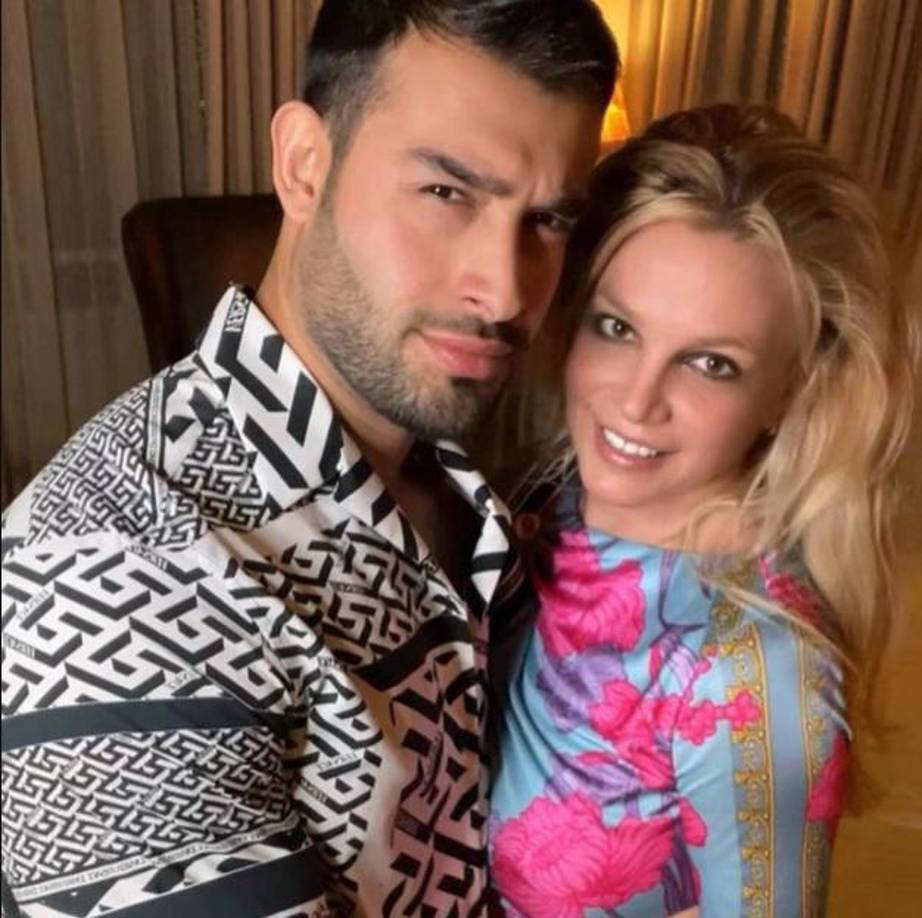 Tras liberarse de la tutela judicial que la tuvo sometida su padre durante 13 años, Britney Spears (41) se casó el año pasado con el modelo Sam Asghari (28) en una íntima ceremonia. La pareja tuvo cinco años de noviazgo. “No doy por sentado ninguna oportunidad que tengo y realmente trato de mantenerme positivo con todo lo que está sucediendo”, asegura el joven.