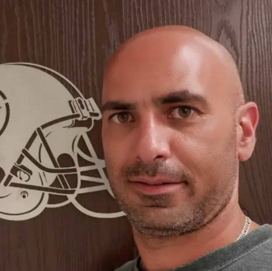 En una rueda de prensa, el gobernador de Pensilvania, Josh Shapiro, confirmó la identidad de la víctima tras recibir la autorización de la esposa de Comperatore, quien era un ávido partidario del exmandatario republicano y murió como “un héroe”.