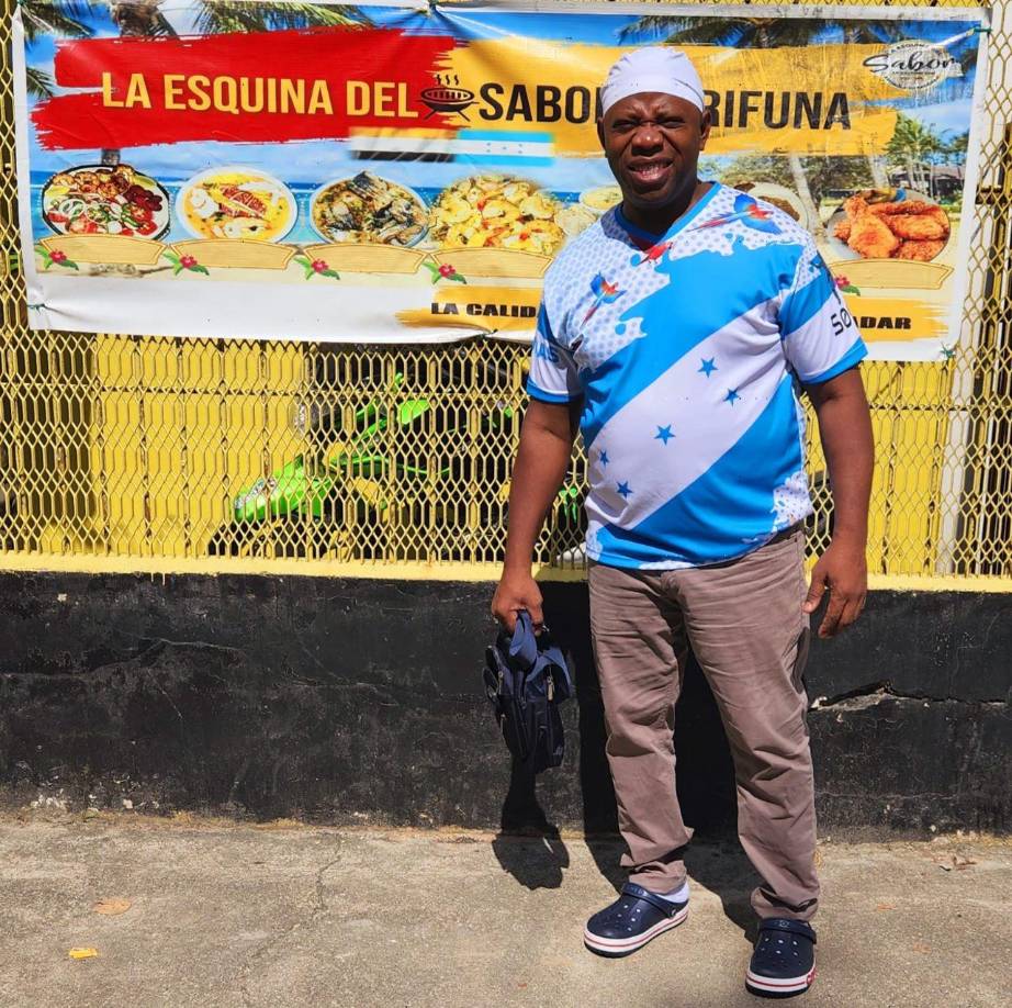 De ese dinero, utilizó L1,200 para abastecerse de alimentos y con los otros L800 compró mariscos para vender comida desde casa.