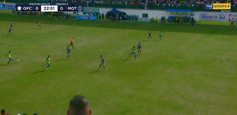 Erick Andino estaba habilitado al momento de recibir el pase de Mario Martínez.