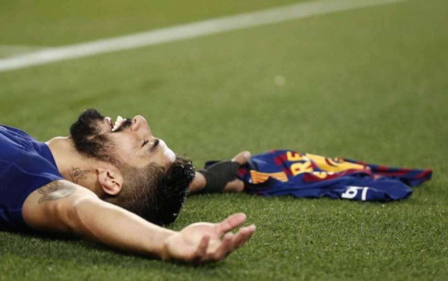 Así quedó Luis Suárez, tendido en el césped del Camp Nou tras su golazo. Foto AFP