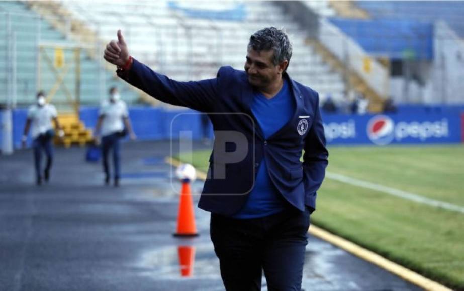 Diego Vázquez saludando a alguien que estaba en el sector de silla del estadio, previo al inicio del partido.