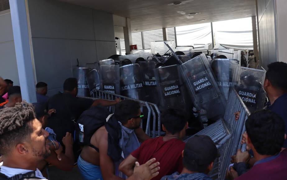 Los agentes bloquearon los accesos al recinto, lo que ocasionó la protesta de los extranjeros que exigían ser atendidos para recibir documento para tránsito libre en México.