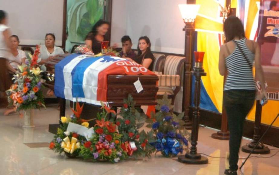 Los restos del futbolista Arnold Peralta, de la Selección de Honduras y el Olimpia, son velados en la Funeraria San José en La Ceiba.