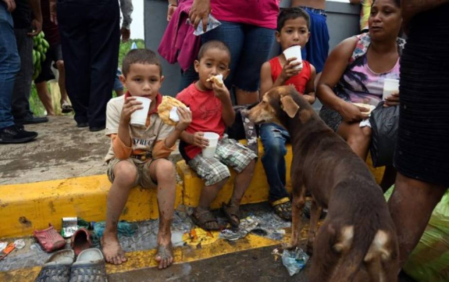 La Fuerza de Tarea Gubernamental reportó hoy que más de 16,000 personas fueron rescatadas de sus viviendas inundadas por la depresión tropical Eta en todo el sector del Valle de Sula.