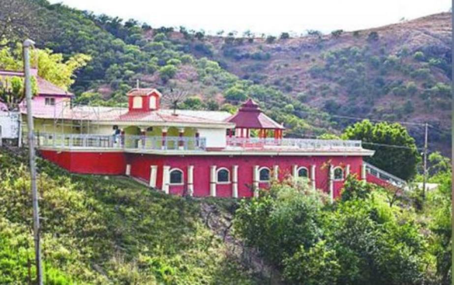 En la cima del caserío, sobresale la casa rosada de Doña Consuelo, amurallada por montañas hasta donde llegaba 'El Chapo Guzmán' en avioneta.