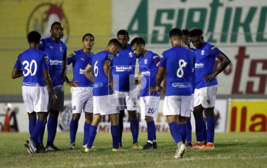 La tristeza de los jugadores del Honduras Progreso tras los tres goles de la UPN.