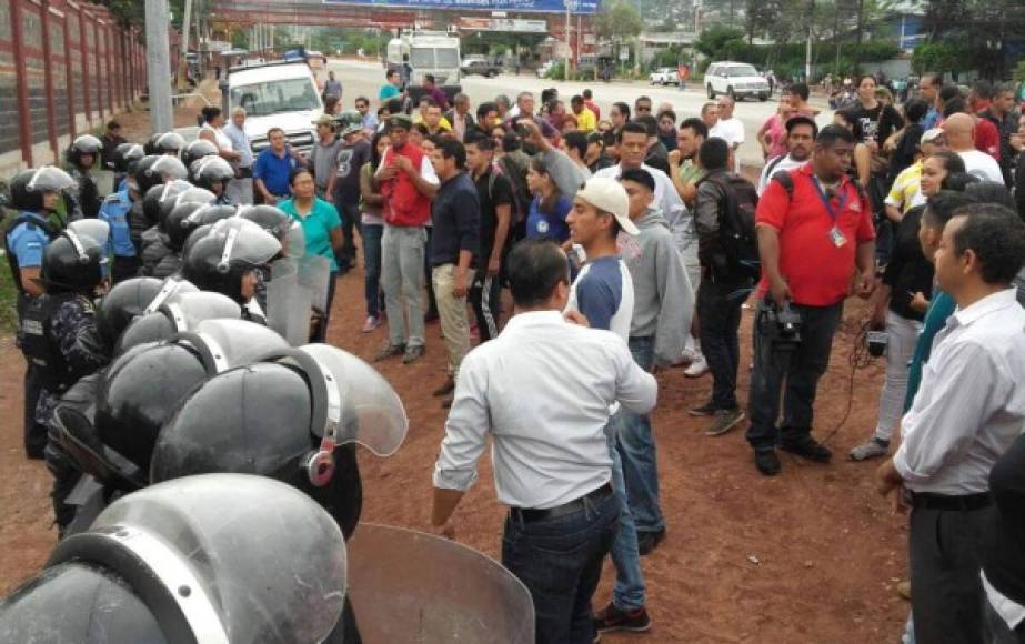 Después de ser desalojados de la Unah por un contingente de policías los estudiantes marcharon por el bulevar Suyapa de Tegucigalpa.