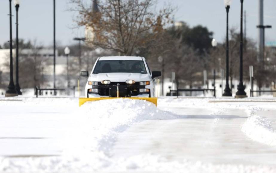 El aeropuerto internacional que sirve a Austin, capital de Texas, anunció la cancelación de todos los vuelos debido al 'tiempo histórico' y el George Bush Intercontinental de Houston también fue cerrado