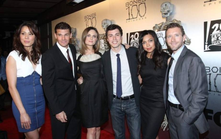 Michaela Conlin, David Borneanaz, Emily Deschanel, John Francis Daley, Tamara Taylor y TJ Thyne de la serie 'The 'Bones'.