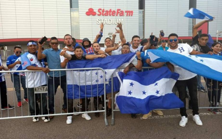 Los aficionados hondureños llegaron al estadio State Farm de Phoenix para apoyar a la Selección Nacional.