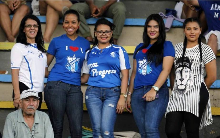 Saudy Ramos (la segunda de la derecha) es la novia del portero beliceño del Honduras Progreso, Woodrow West.
