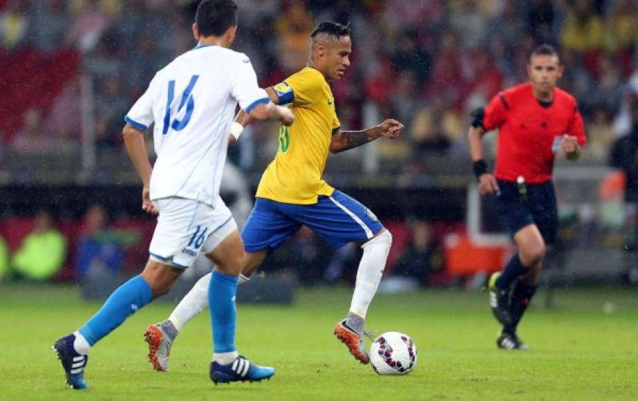 Robinho tuvo minutos en el segundo tiempo.