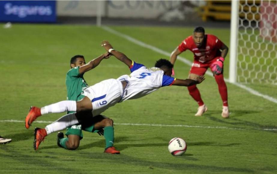 El Olimpia pidió un penal por esta acción de Samuel Córdoba sobre Jorge Bengoché.