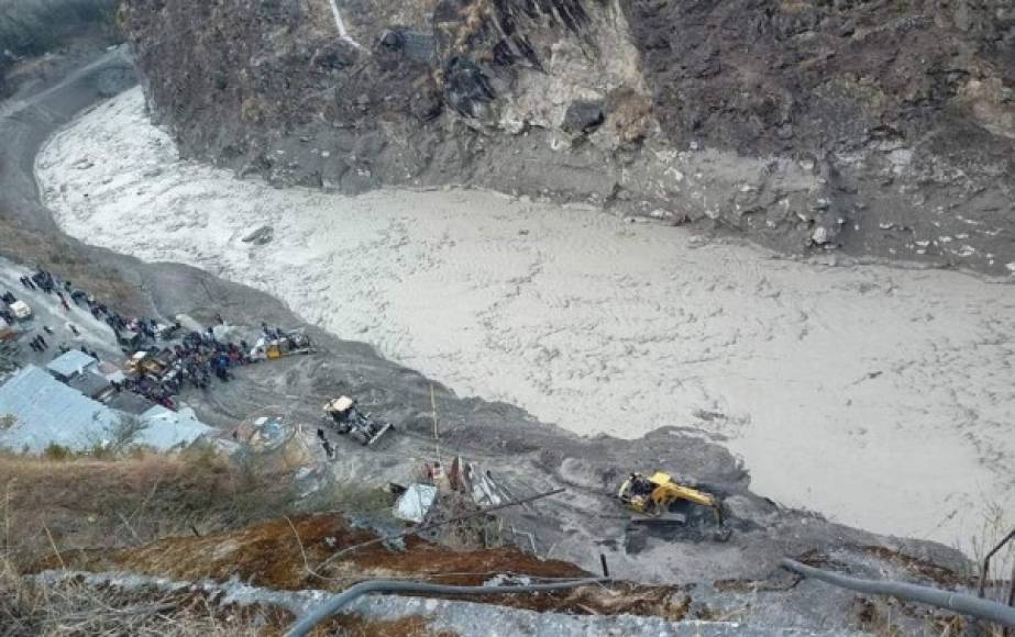 El torrente arrasó el valle del río Dhauliganga, destruyendo todo lo que encontraba a su paso como carreteras y puentes, según imágenes tomadas por habitantes aterrorizados.