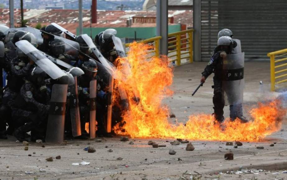 Los miembros del MEU agredieron con bombas molotov a los agentes del orden hondureños.