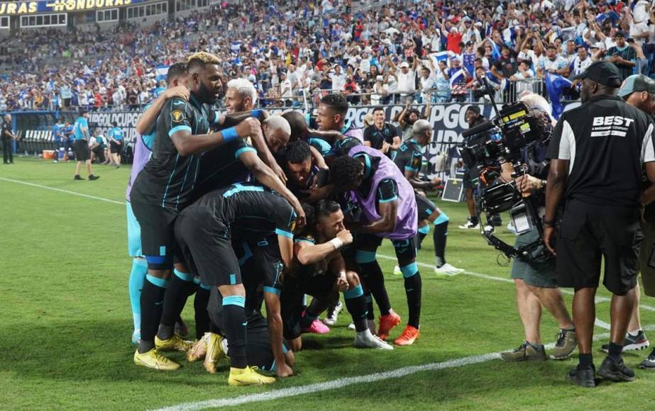 La celebración de los jugadores de Honduras tras el golazo de José Mario Pinto ante Haití.