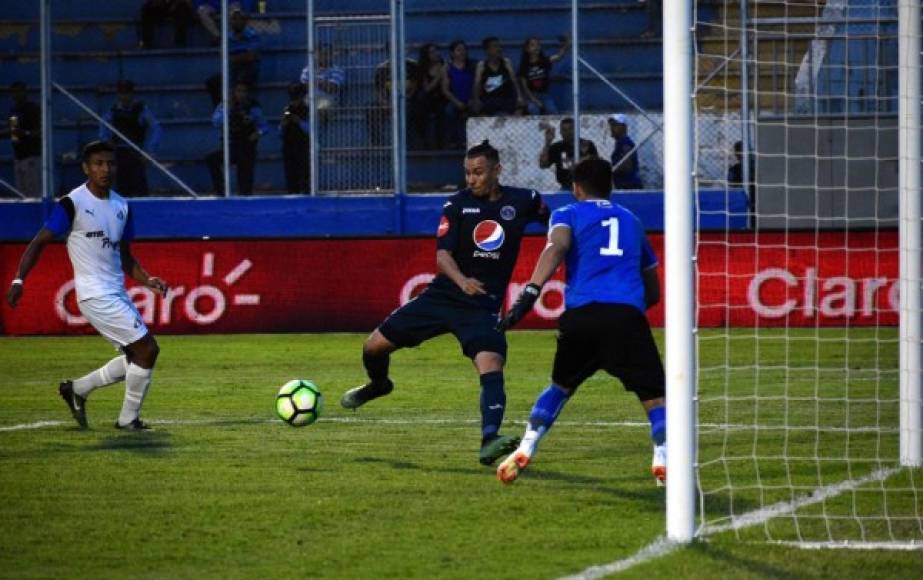 El momento en el que Erick Andino, con la pierna derecha, marca el primer gol del Motagua contra el Honduras Progreso.