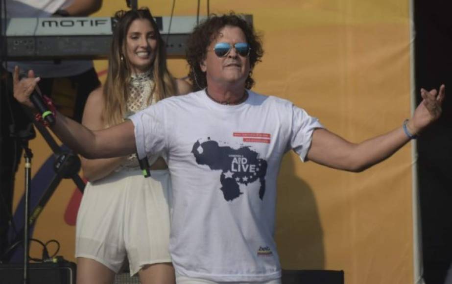 El cantante colombiano Carlos Vives se presentó durante el concierto y puso a bailar a la multitud con su vallenato.