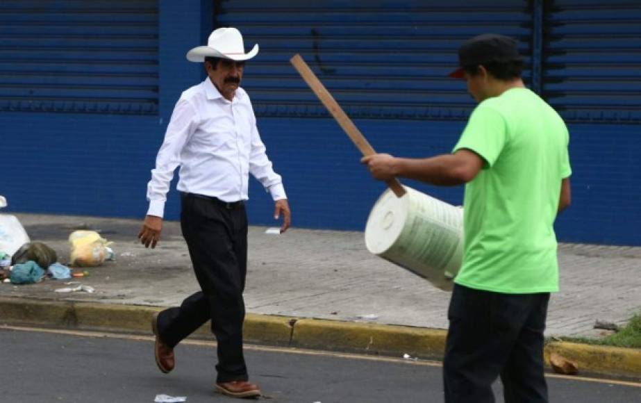 Al estilo de Mel Zelaya, este trabajador se paseó por las calles saludando a sus compañeros.