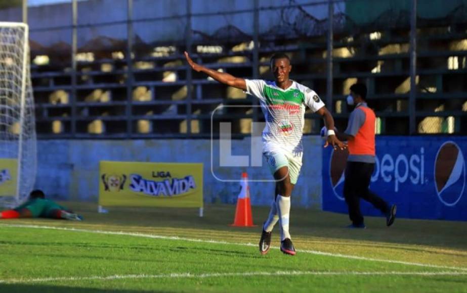 Byron Rodríguez festejando su gol que fue el 2-0 del Tiburón frente al Monstruo Verde.