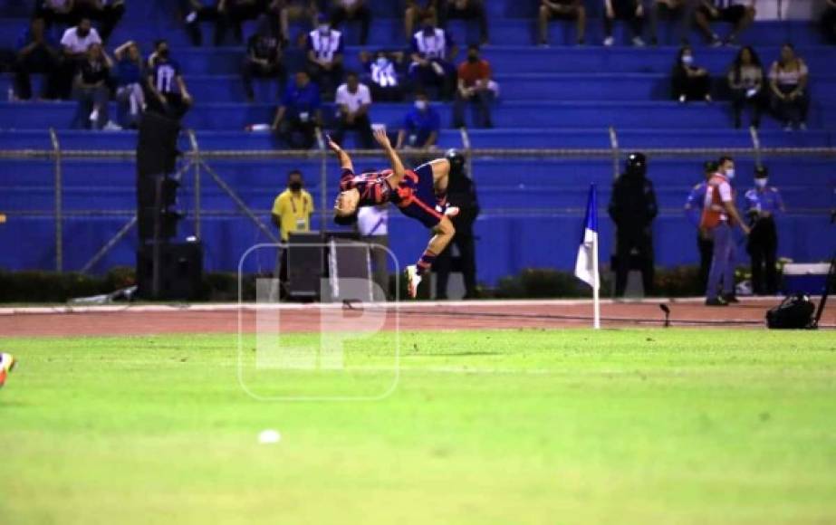 Así celebró Antonee Robinson el gol del empate de Estados Unidos.