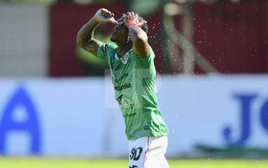 Edwin Solano no soportó las altas temperaturas y se terminó lanzando agua tras haber marcado el 1-0 del juego.