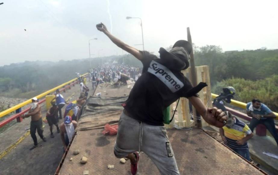 Una batalla campal se ha vivido en distintos puntos fronterizos de Venezuela y ha dejado imágenes impactantes de los enfrentamientos. <br/>