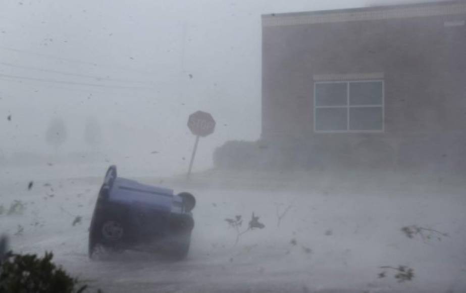 El huracán azotó con fuertes lluvias las comunidades de la franja noroeste de Florida, en la región conocida como el 'panhandle' en inglés y que se extiende a lo largo del Golfo de México.