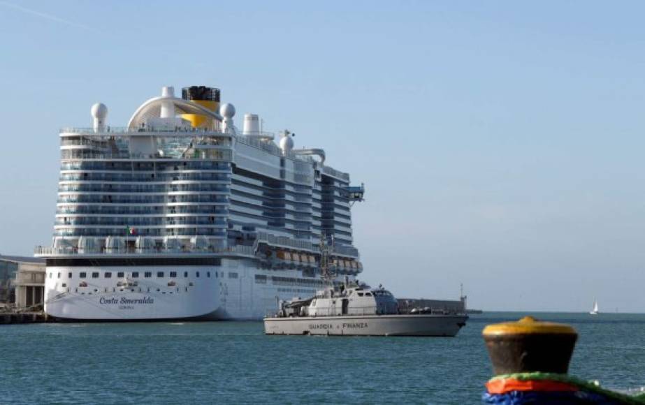 Imágenes del crucero con 7,000 personas atrapadas por posible caso de coronavirus