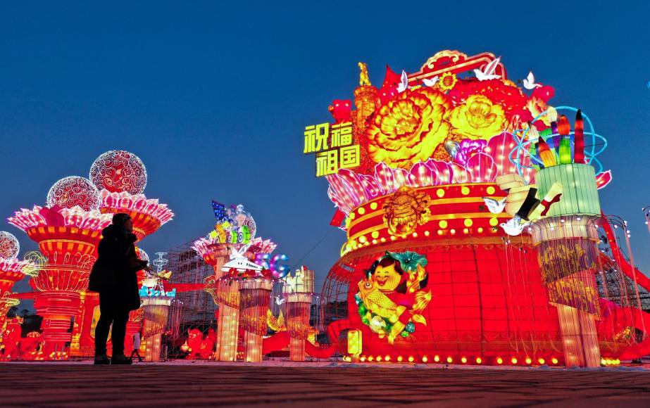 En China, los festivales de linternas iluminan las principales ciudades.