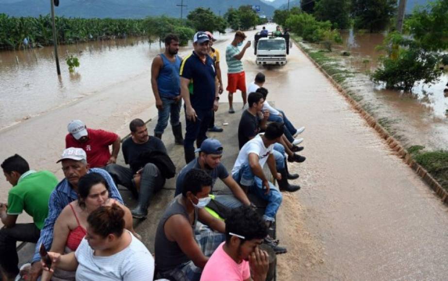 González acotó que se cuenta con 52 lanchas entre el Estado y privadas, ocho helicópteros (6 del Estado y 2 privados), y vienen cuatro helicópteros más de Guatemala para continuar con labores de rescate.