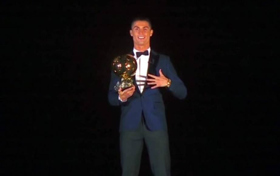 Cristiano Ronaldo apareció en la cima de la Torre Eiffel con el Balón de Oro 2017. Así anunció la revista France Football el ganador.