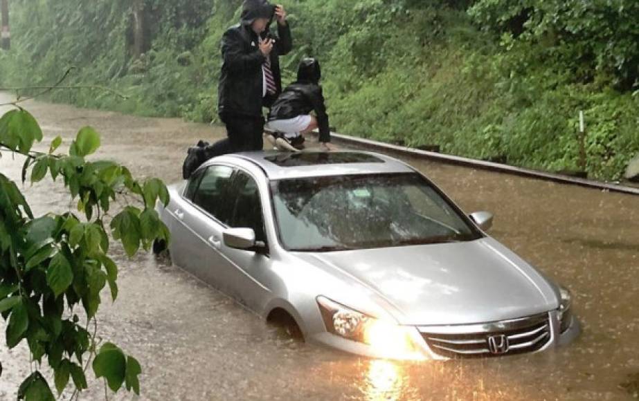 Las inundaciones provocaron que muchos conductores quedaran atrapados en sus vehículos en las calles anegadas por las aguas.