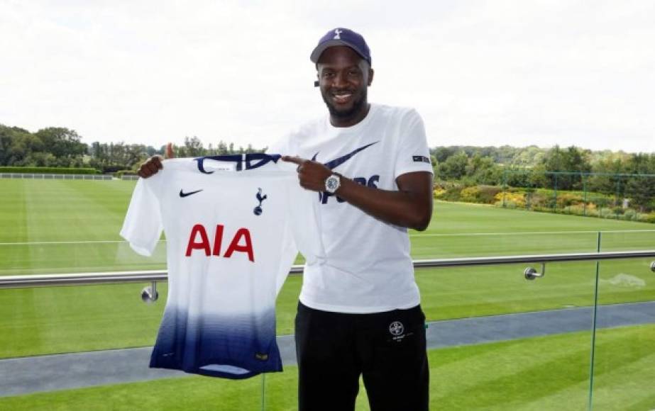 El Tottenham anunció el fichaje del centrocampista francés Tanguy Ndombelé, procedente del Lyon. El jugador, de 22 años, es traspasado a los 'Spurs' por 60 millones de euros.