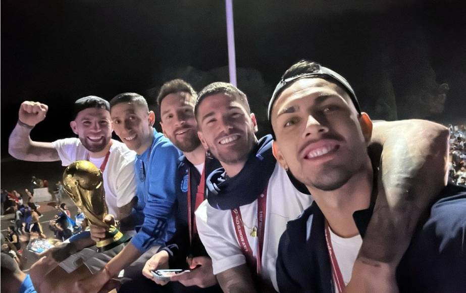 La selfie de Leandro Paredes, Rodrigo de Paul, Lionel Messi, Ángel Di María y Nicolás Otamendi arriba del autobús.