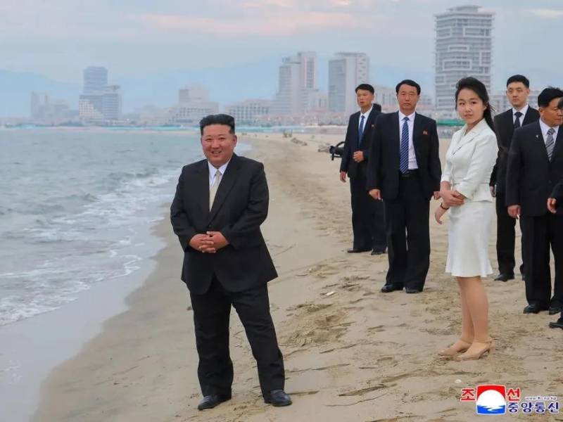 Kim Jong Un y su hija posan frente al mar en