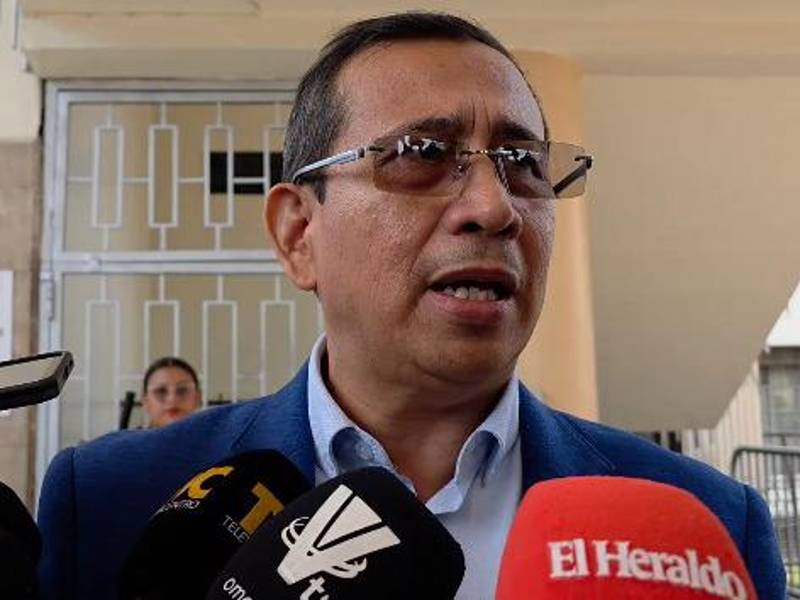 El magistrado suplente del TJE, Gabriel Gutiérrez Peralta, brinda declaraciones tras anunciar que no comparecerá ante la comisión de juicio político mientras no se resuelva su recurso de amparo.