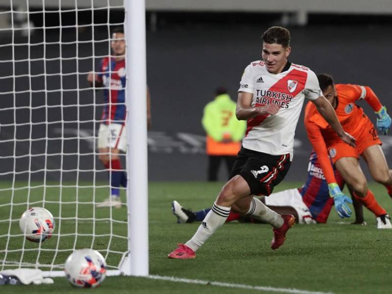 Juilán Álvarez se destapó con un hat-trick en el estadio Monumental.