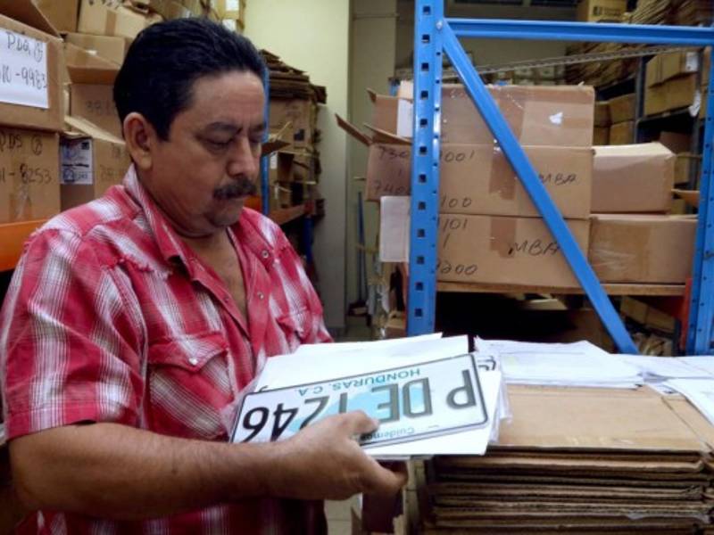 Los usuarios ya no tienen que esperar por sus placas, porque hay suficientes lotes.