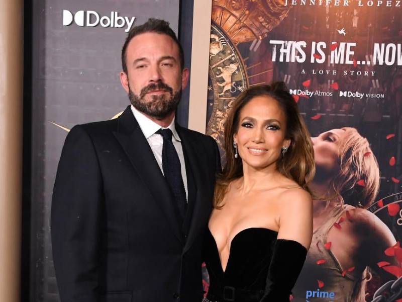 Ben Affleck y Jennifer López en la premier de lapelícula “This is me...Now: a love story”.