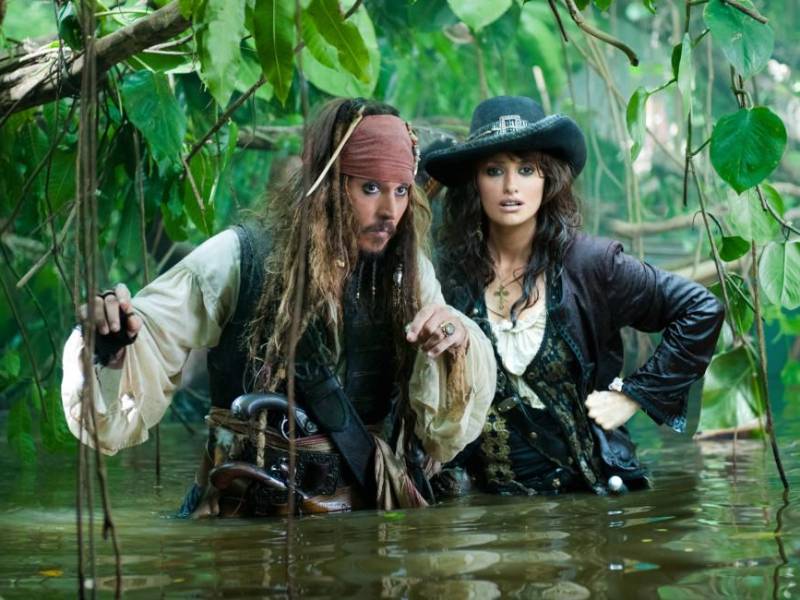 El actor Johnny Depp junto a Penélope Cruz en una escena de “Piratas del Caribe”.