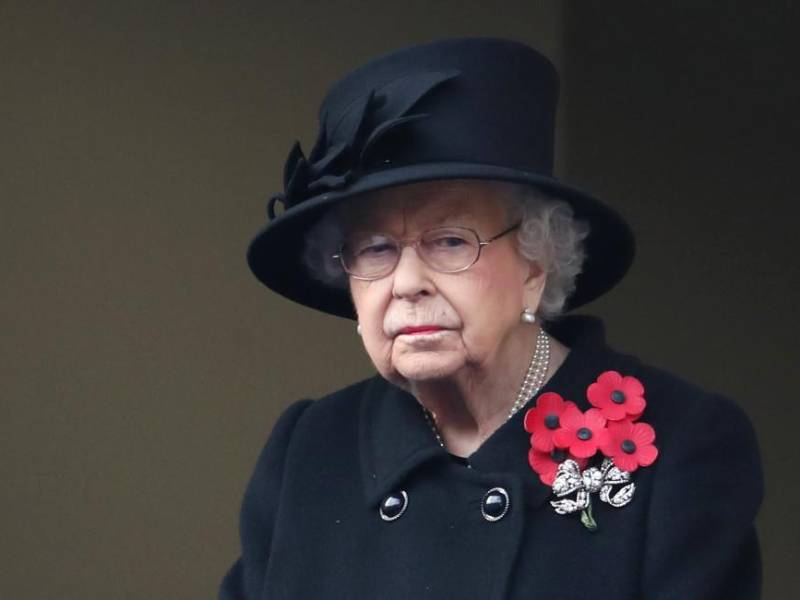 “Su Majestad está experimentando síntomas leves parecidos a los de un resfriado”, se informó en un comunicado.