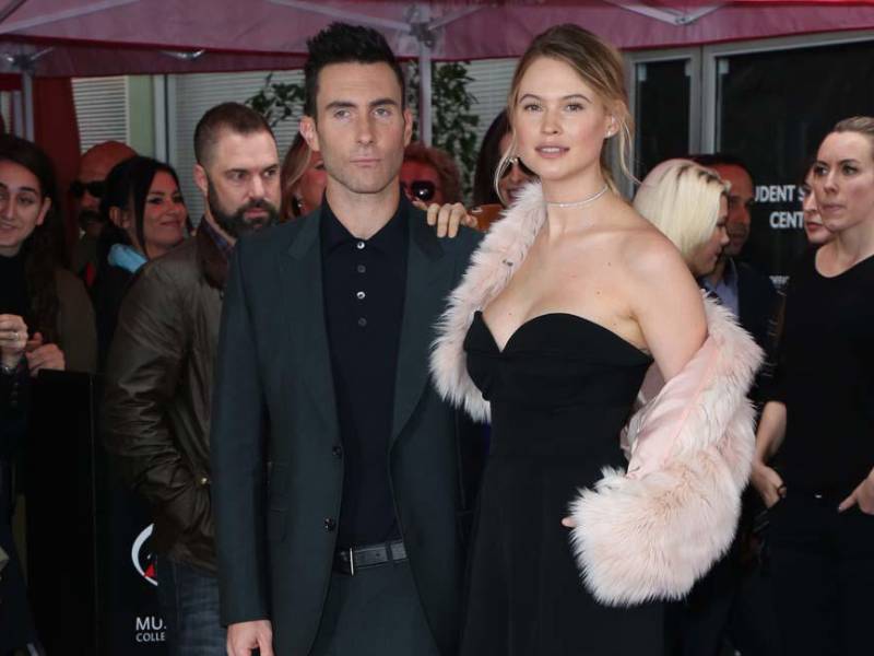 Adam Levine su esposa Behati Prinsloo.
